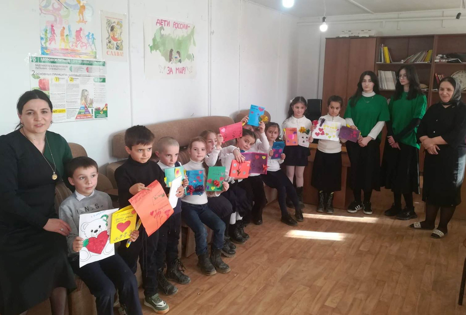 Маленькие подопечные Центра соцобслуживания Дахадаевского района изготовили  праздничные открытки для своих мам